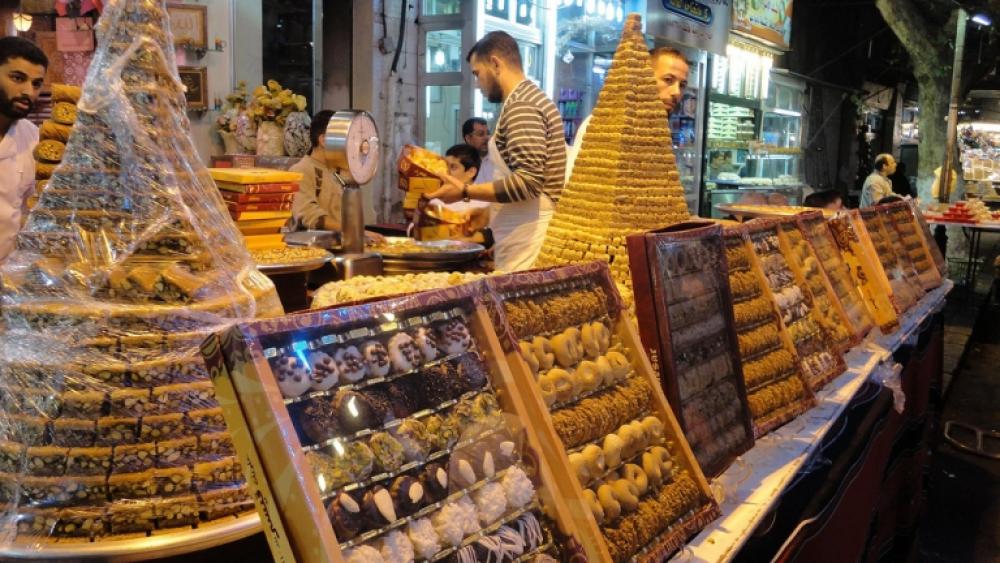 ما صحّة إغلاق محلات الحلويات والمعجنات في سوريا؟