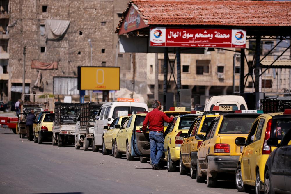 وزارة النفط السورية تبرر عودة "الطوابير" أمام محطات الوقود 