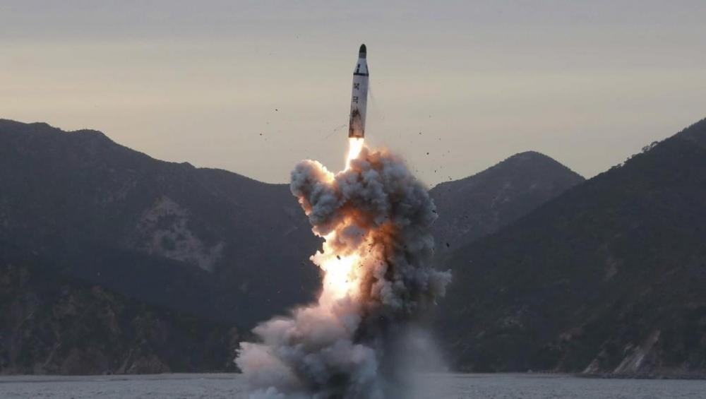 كوريا الشمالية تطلق صاروخاً جديداً