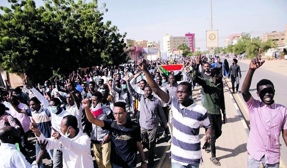 متظاهرون سودانيون يغلقون الطريق المؤدي إلى القصر الرئاسي