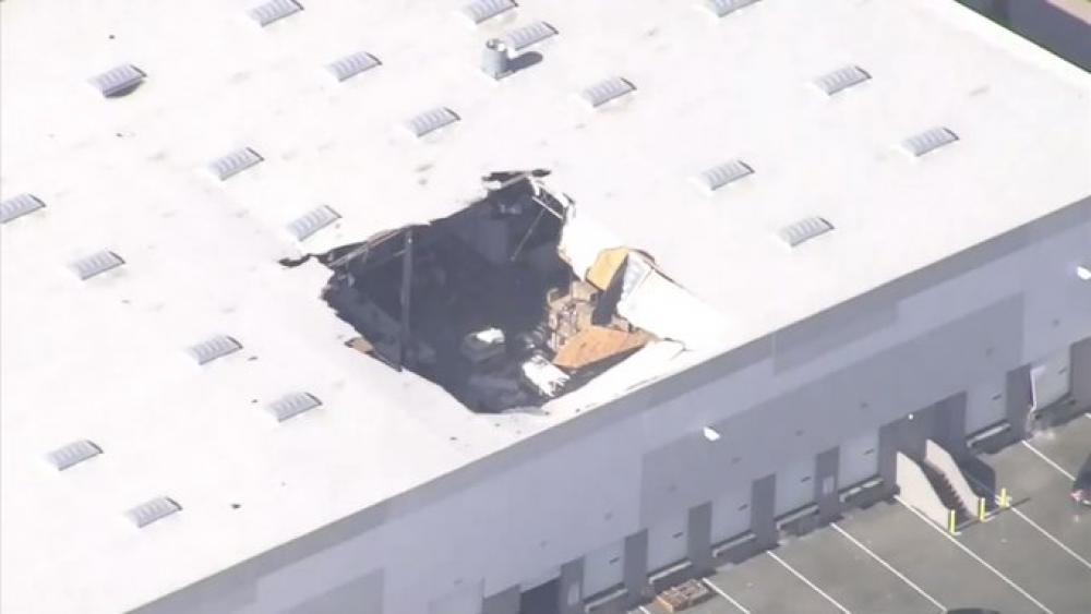 تحطم مقاتلة أمريكية في مبنى تجاري بولاية كاليفورنيا 