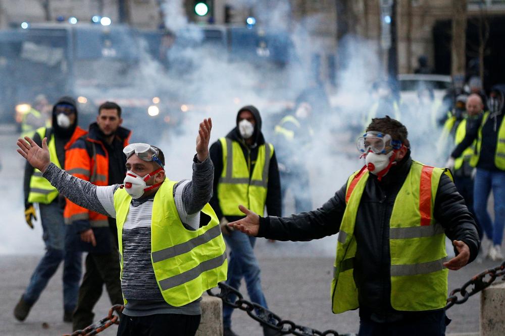 مواجهات بين الشرطة الفرنسية والمتظاهرين في السبت الـ26