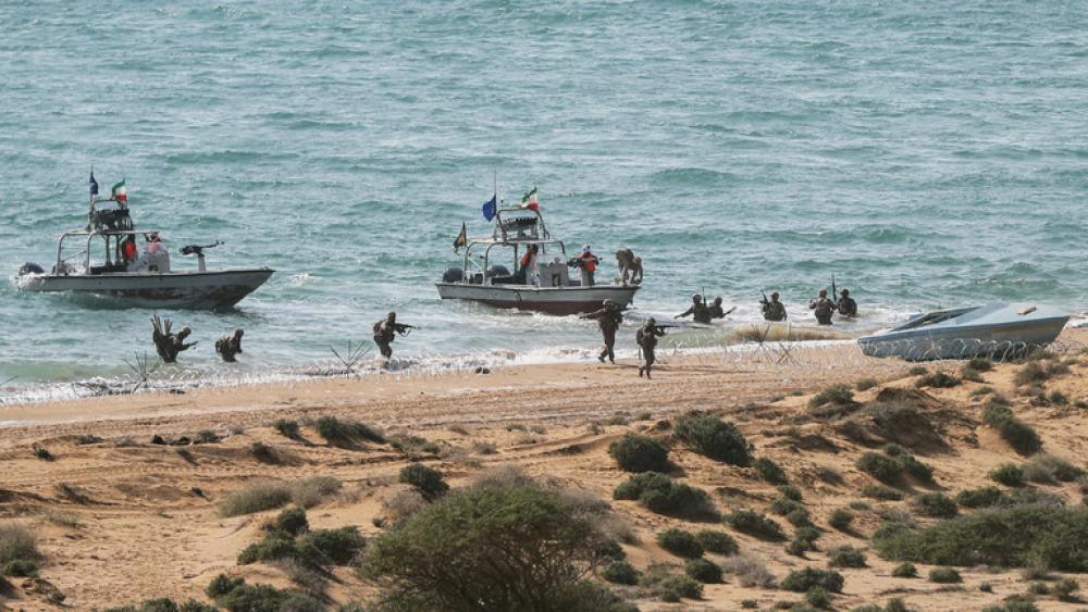 إيران تنفي وجود صواريخ مجنحة على قوارب لها