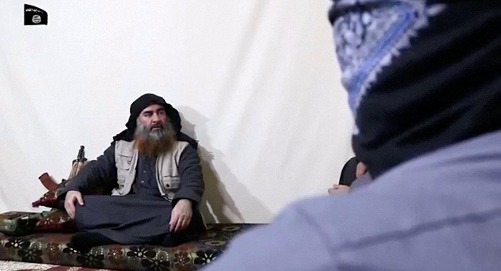 سر ظهور قيادي بزي سعودي إلى جوار البغدادي