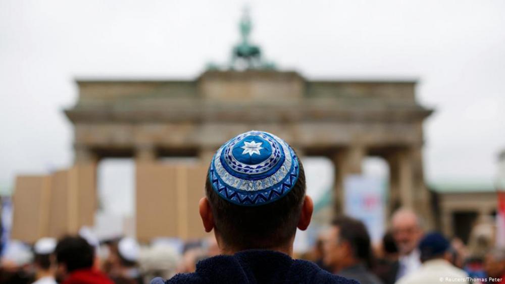 مسؤول ألماني يحذّر اليهود من ارتداء الكيباه