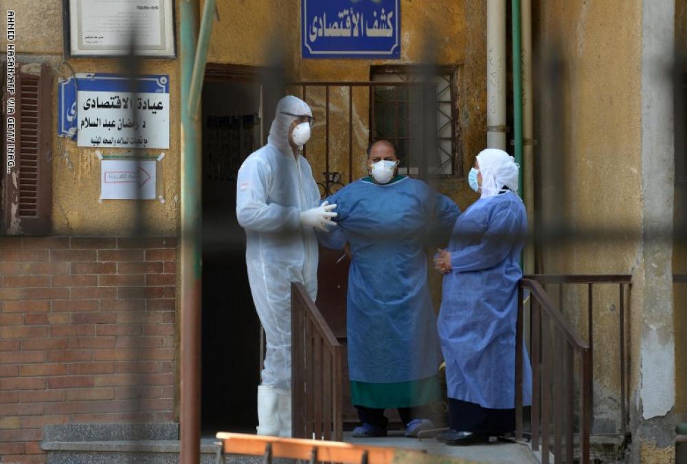 مصر تسجل أعلى معدل يومي بإصابات كورونا.. وتقرّ إجراءات حظر جديدة