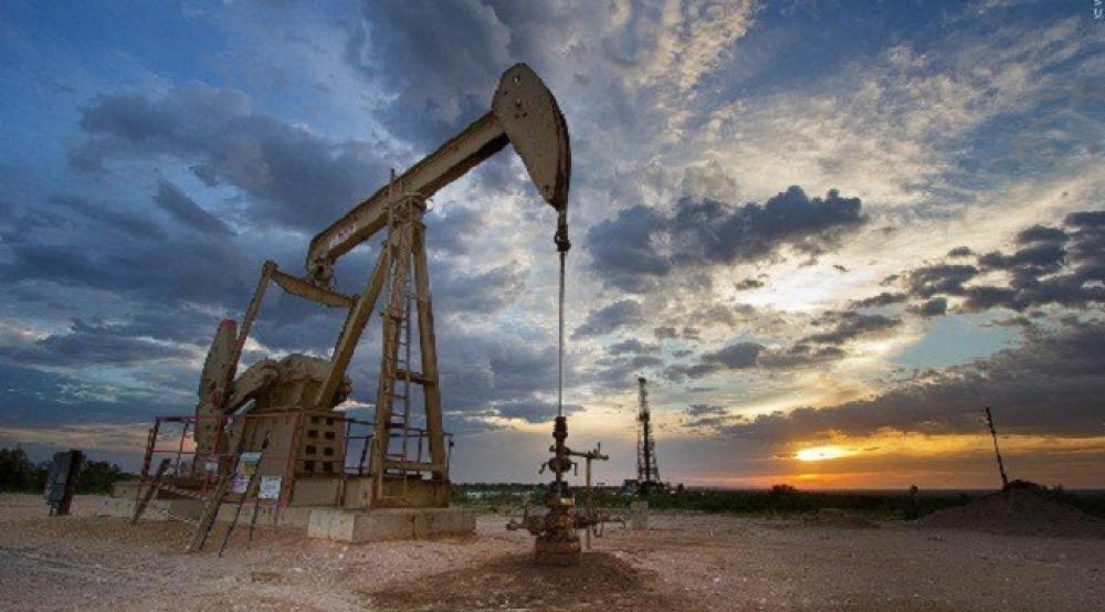 النفط يهبط 1% والخام الأمريكي بأكبر خسارة منذ 1984