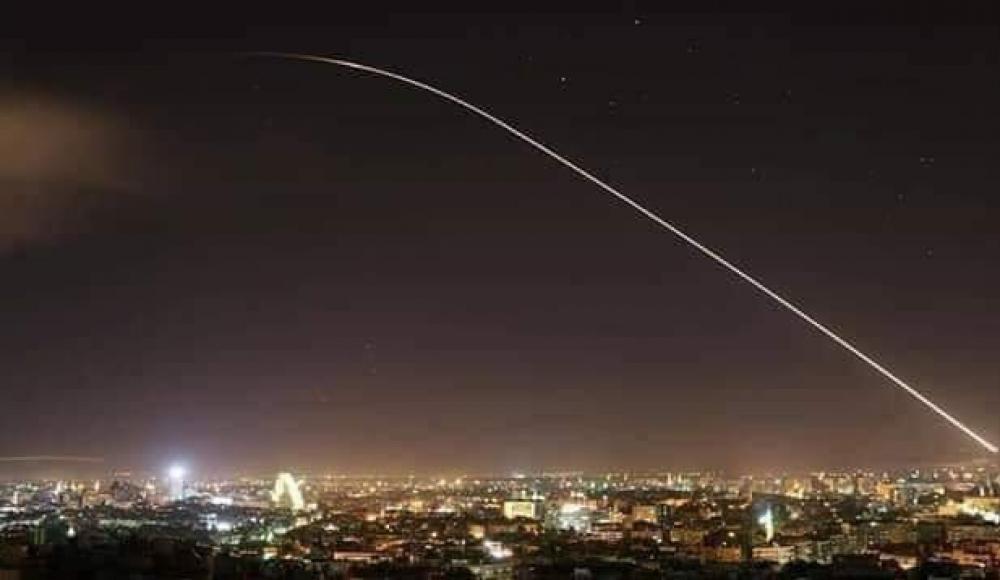 مصدر عسكري: الدفاعات الجوية السورية تتصدى لأهداف معادية