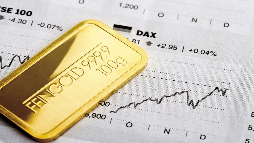 انخفاض الدولار يرفع الذهب 