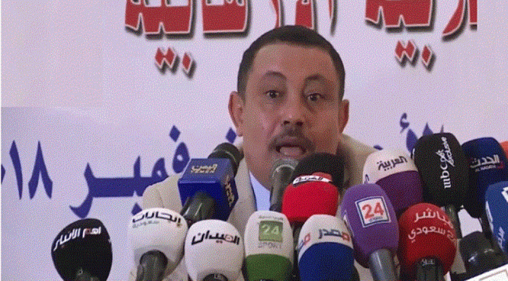 وزير يمني يُقذف بالحذاء خلال مؤتمر صحفي