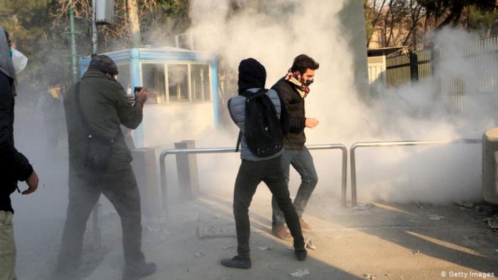 الحكومة الإيرانية تصبُّ البنزين على غضب الشارع!