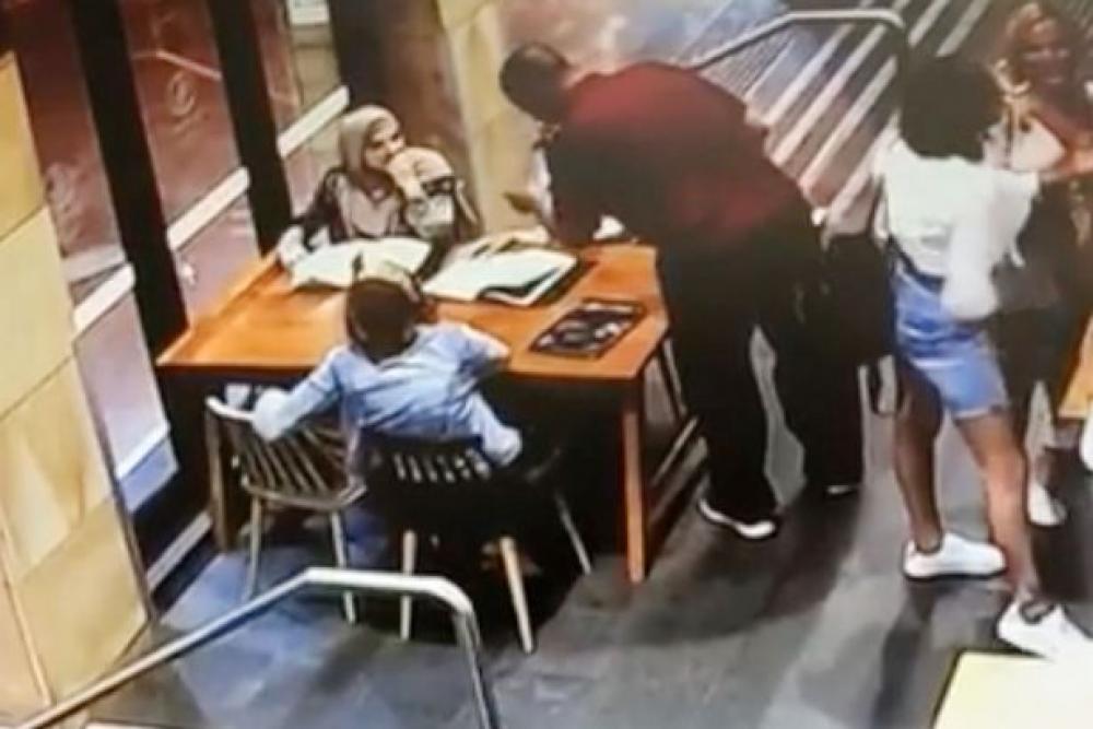فيديو..اعتداء عنصري على امرأة مسلمة في استراليا 