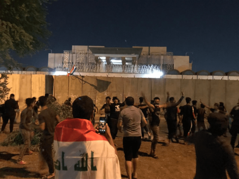 متظاهرون يحاصرون القنصلية الإيرانية في كربلاء