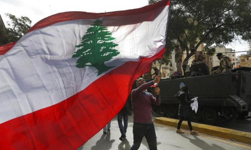 الاحتجاجات تجبر لبنان على اتخاذ إجراء غير مسبوق
