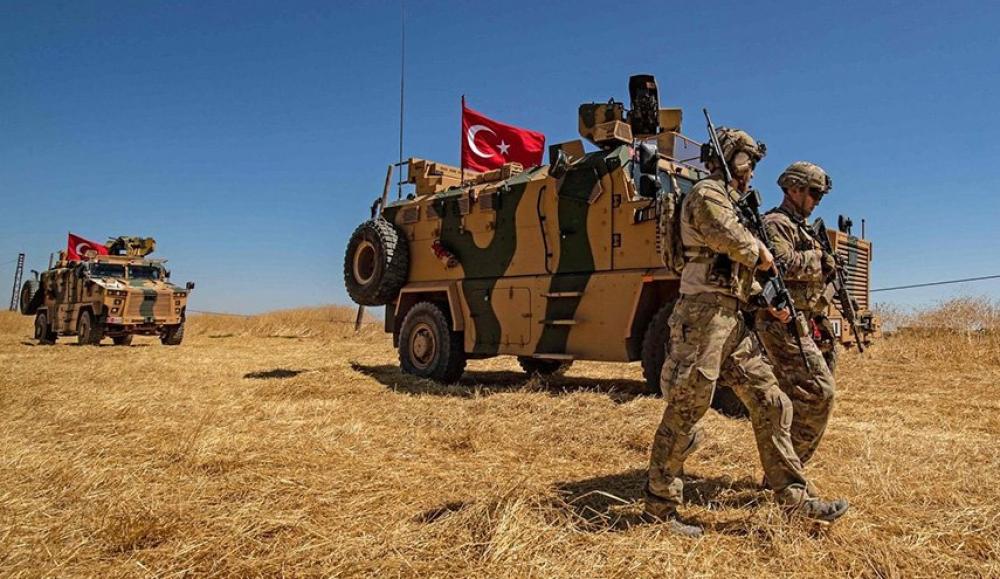 القوات التركية تقطع الطريق «M4» شمال «غرب الرقة»