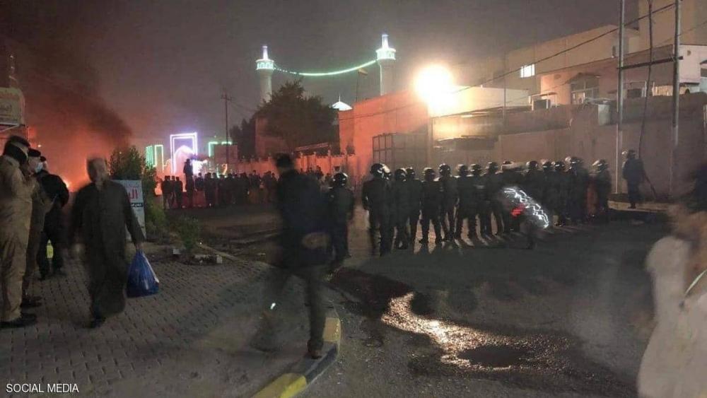 محتجون عراقيون.. يحرقون قنصلية إيرانية في النجف 