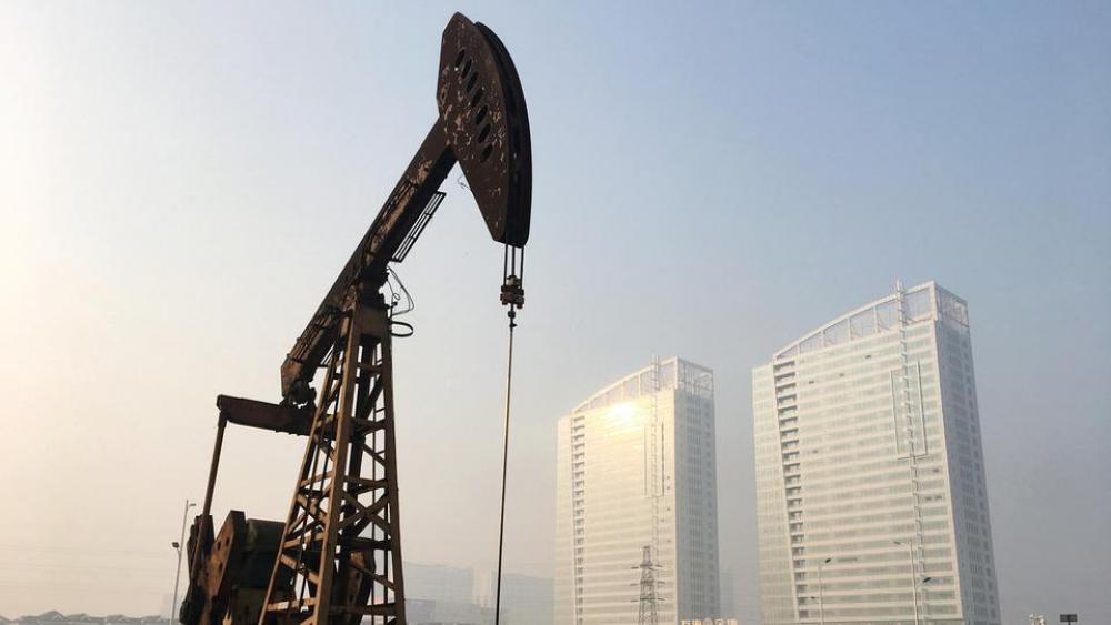النفط يتراجع بفعل هبوط أسواق الأسهم العالمية
