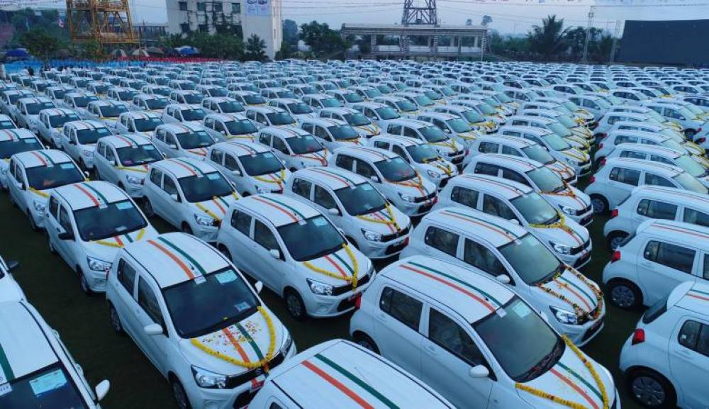 مدير شركة"هندي" يوزع مئات السيارات والشقق هدايا لموظفيه