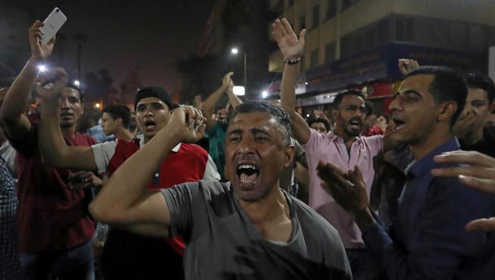 الحكومة المصريّة تعتبر الاحتجاجات جزءٌ من حرب خارجيّة !