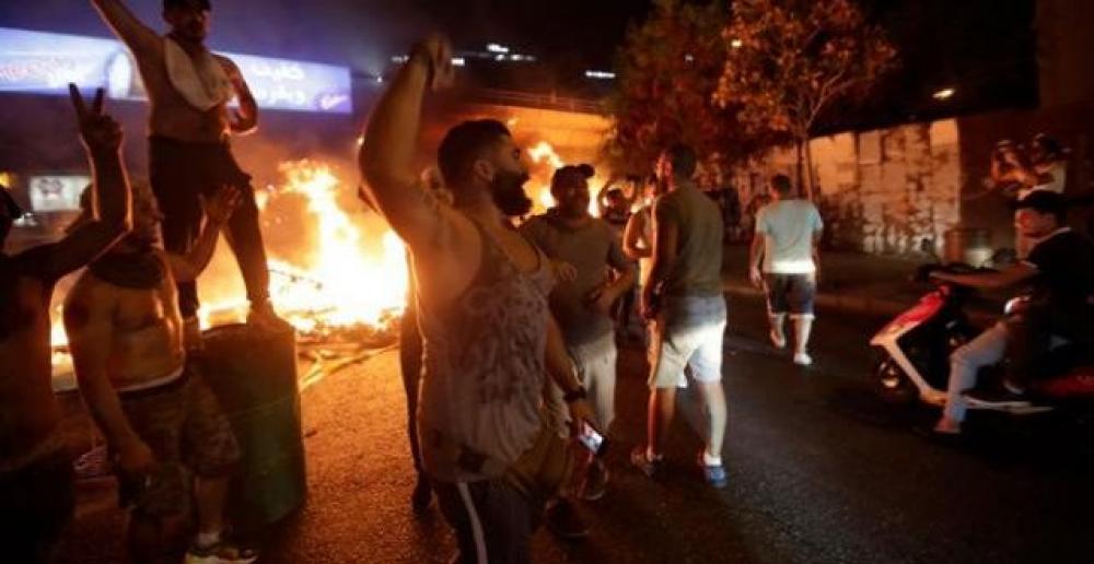 اشتباكات.. قطع طرقات.. مظاهرات لبنان إلى مزيد من التصعيد