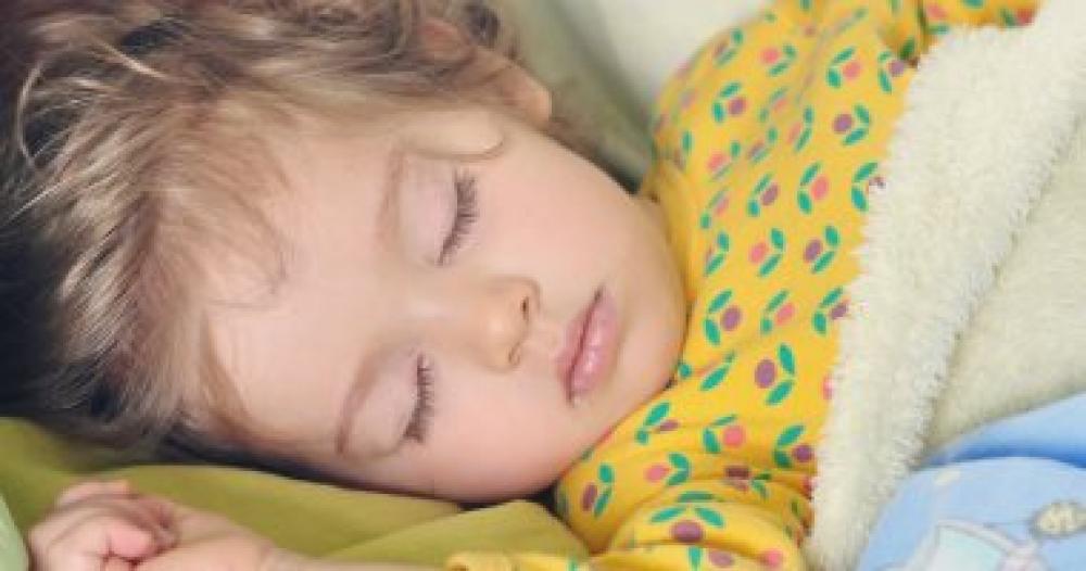 4 طرق لمساعدة الأطفال على النوم الصحي.. 