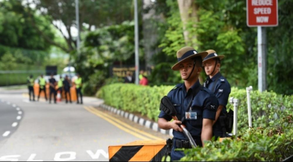 شرطة سنغافورة تعتقل رجلاً بالغ في وداع زوجته
