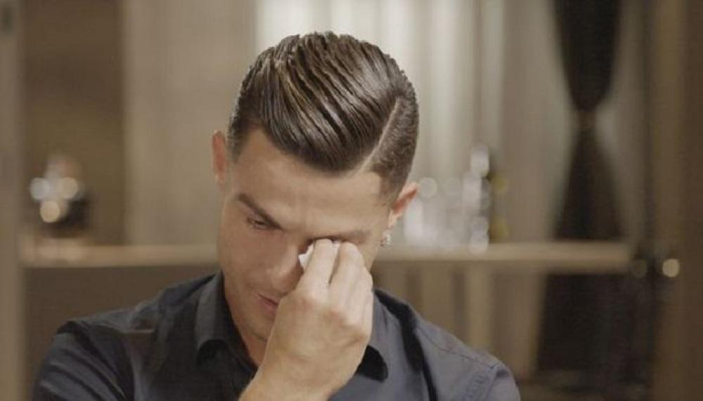 رونالدو ينفجر بالبكاء خلال مقابلة تلفزيونية