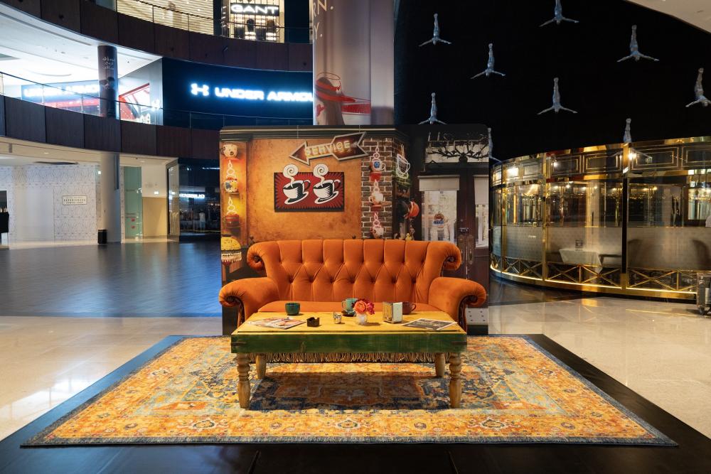 الأريكة البرتقالية الشهيرة قريباً في دبي