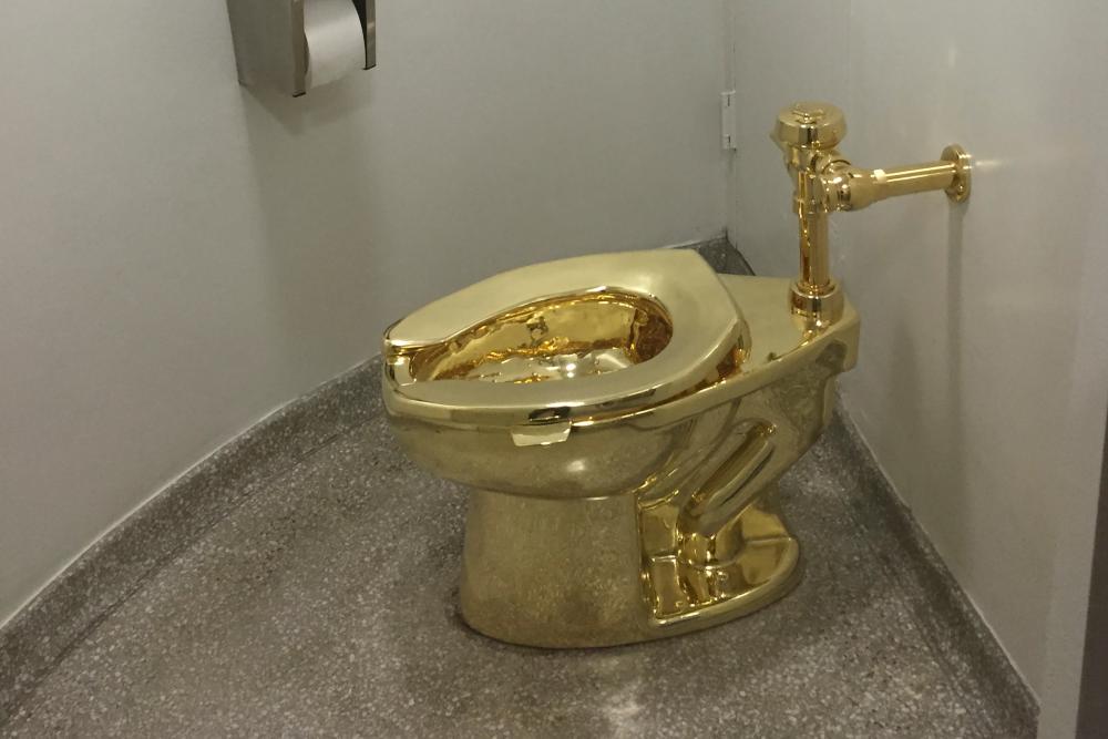 "المرحاض الذهبي" يتعرض للسرقة!