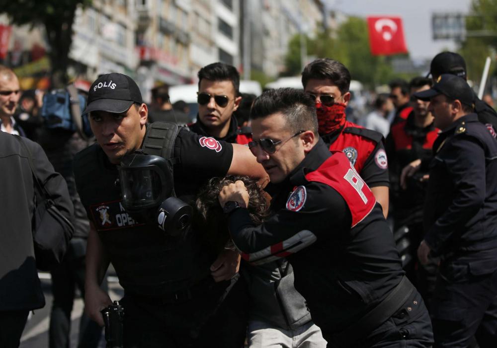 تركيا.. حملة اعتقالات كبيرة لصحفيين وضباط