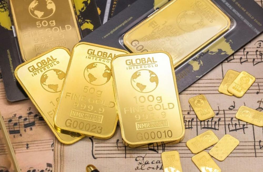 مع ضعف الدولار.. الذهب يرتفع عالمياً